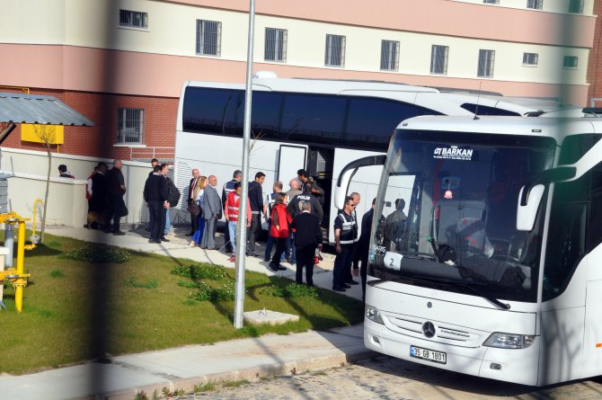 Yunanistan’ın iade ettiği kaçaklar Kırklareli’ndeki kampa ulaştı