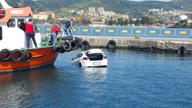 Sürücüsünün el frenini çekmeyi unuttuğu otomobil denize düştü