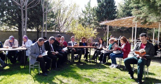 Akşehir’de 20 Bin Öğrenci Aileleriyle Birlikte Kitap Okudu
