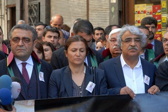 Etkinlikte Gözyaşlarına Boğulan Türkan Elçi, Ağlamaktan Karanfil Bırakamadı