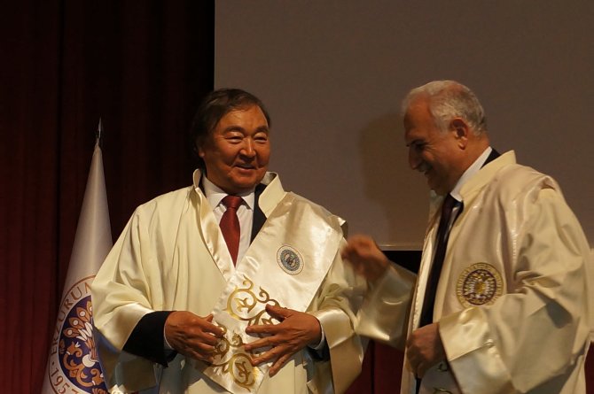 AÜ'den Kazak şair ve diplomata fahri doktora diploması