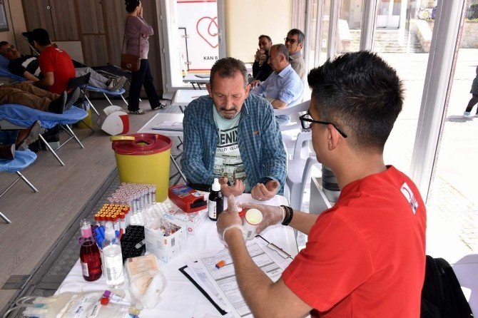 Aliağalı Gazetecilerden Türk Kızılayı’na Destek