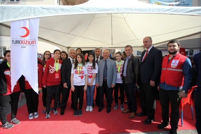 Başkan Altınok Öz, Burak Bora Anadolu Lisesi’nin Kan Bağışı Kampanyasına Katıldı