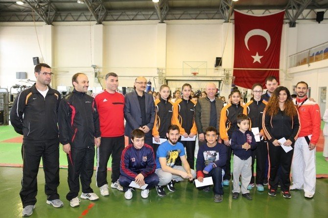 Başkan Çolakbayrakdar Türkiye Şampiyonlarını Ödüllendirdi