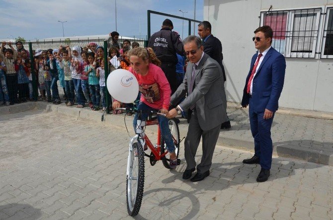 Suriyeli Çocuklara Bisiklet Dağıtıldı