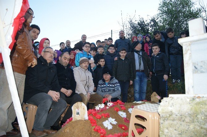 Küçük Öğrencilerden Şehit Mezarına Ziyaret