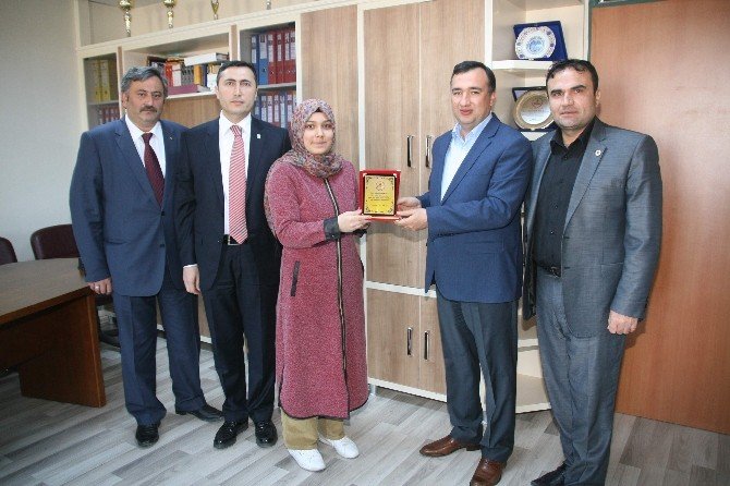 Yozgat Şehitler Fen Lisesi YGS’de Türkiye 93’üncüsü Olan Öğrencisini Ödüllendirdi