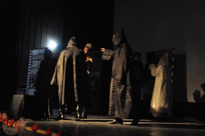 Azerbaycan Devlet Tiyatrosu Kars’ta’cumhuriyet’in İlk Sedası’nı Sahneledi