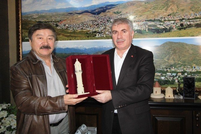 Kazakistan Heyetinden Başkan Memiş’e Ziyaret