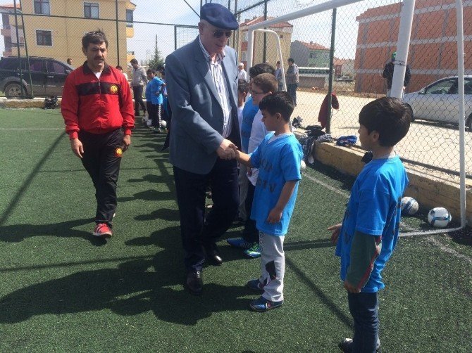 Başkan Kurt Çocuklarla Futbol Oynadı