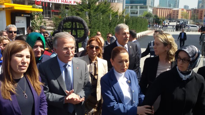 AK Partili kadın vekiller Kılıçdaroğlu’na tepki için CHP’ye siyah çelenk bıraktı