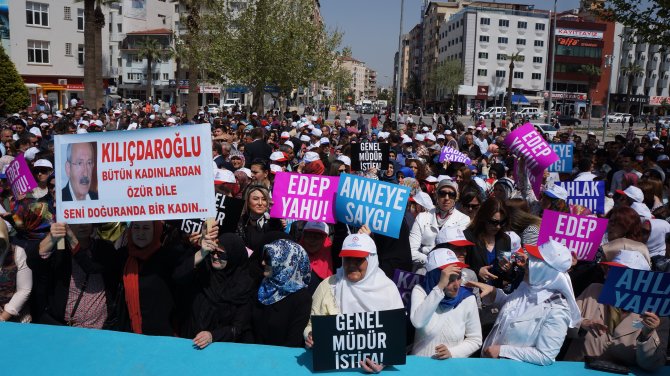 Denizli'de AK Parti'liler ile CHP'liler arasında çelenk koyma gerginliği yaşandı