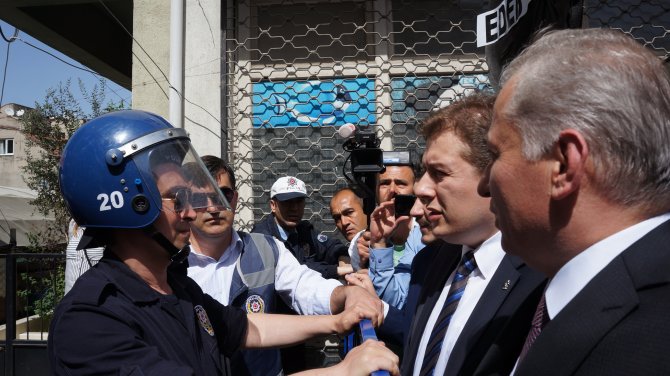 Denizli'de AK Parti'liler ile CHP'liler arasında çelenk koyma gerginliği yaşandı