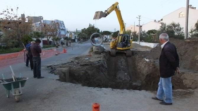 Burhaniye’de Asfaltta Dev Çukur Oluştu