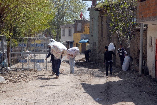 Vatandaşlar, Yasaklı Mahallede Evlerine Girip Zarar Tespit Çalışmalarına Katıldı
