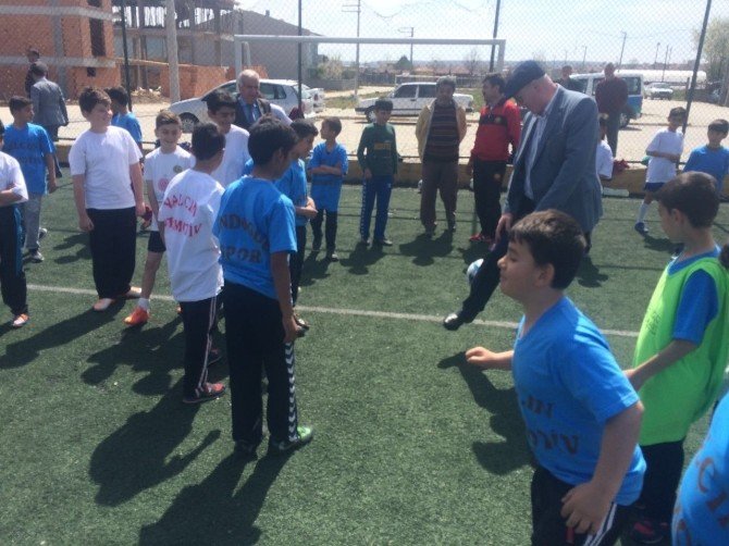 Başkan Kurt Çocuklarla Futbol Oynadı