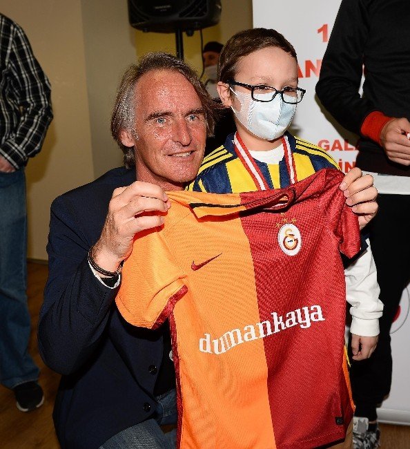 Galatasaray’dan Kanser Hastası Çocuklara Madalya