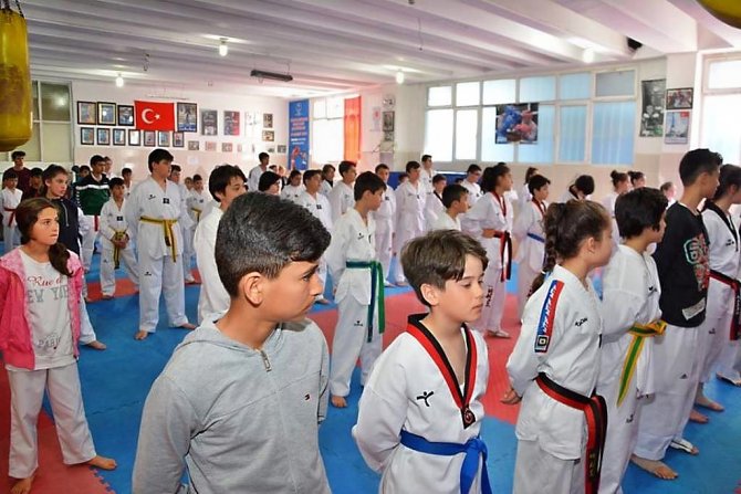 Dört ilin tekvandocuları Kırşehir’de antrenman maçı yaptı
