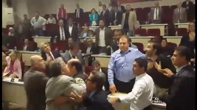 İzmir’deki Belediye Meclisinde Tekme Tokat Kavga