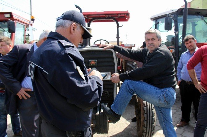 Traktörlerle Valiliğe Giden Köylülere Polis Engeli