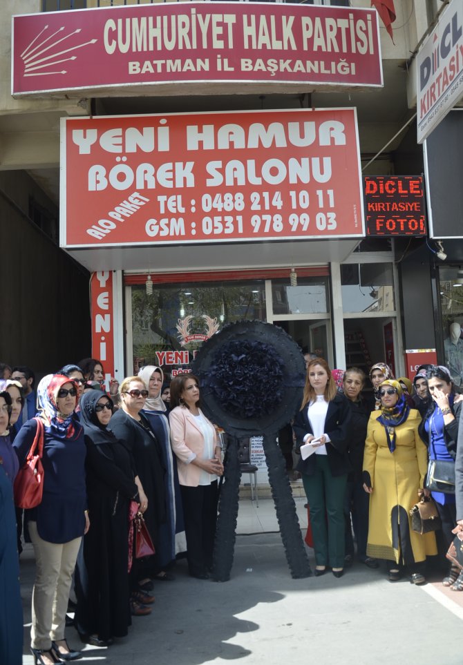 AK Partililer CHP İl Başkanlığı binasının önüne siyah çelenk bıraktı