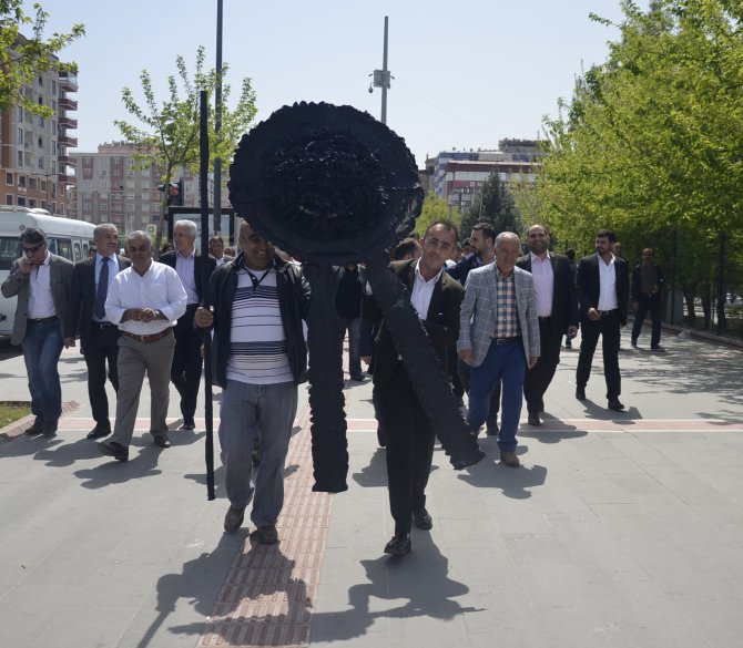 AK Partililer CHP İl Başkanlığı binasının önüne siyah çelenk bıraktı