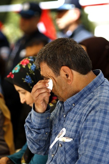 Antalya Şehitliğinde Gözyaşları Sel Oldu