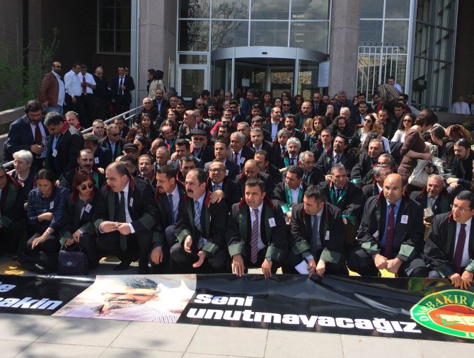 Avukatlar, Tahir Elçi için Ankara Adliyesi önünde oturma eylemi yaptı