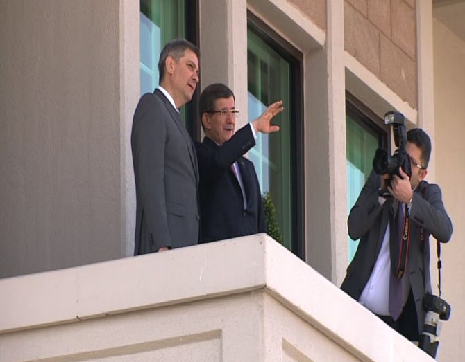Başbakan Davutoğlu, Bosna-Hersekli misafirini köşkte törenle karşıladı
