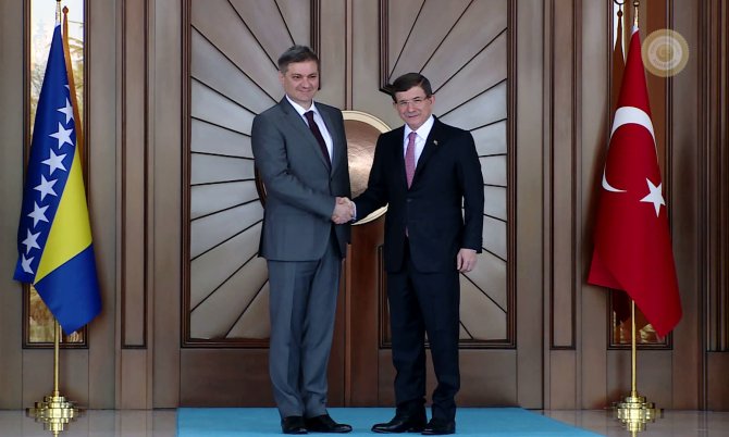 Başbakan Davutoğlu, Bosna-Hersekli misafirini köşkte törenle karşıladı
