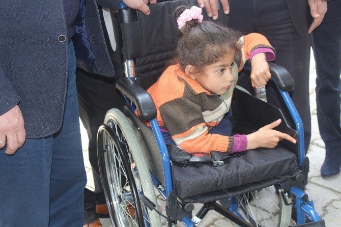 Engelli Minik Öğrenciye Tekerlekli Sandalye Desteği