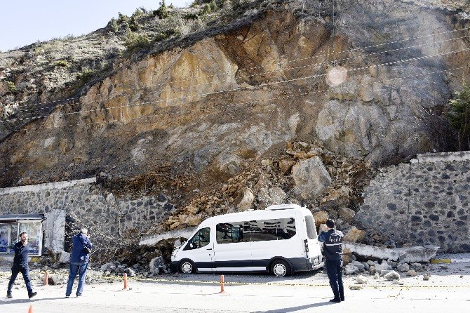 Gümüşhane’de Kayalar Park Halindeki Aracın Üzerine Düştü