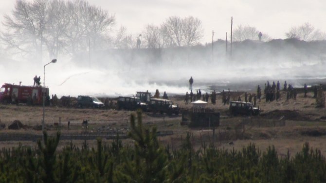 Kışlada yangın paniği: Askerler parkalarıyla müdahale etti