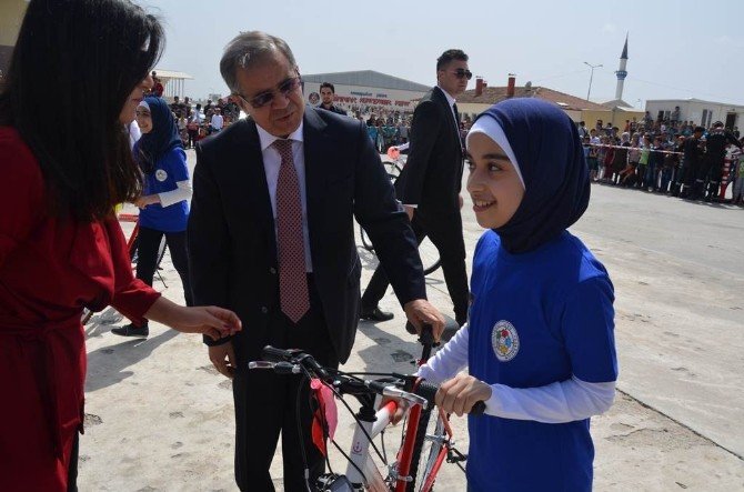 Öncüpınar Konteyner Kentte Kalan Suriyeli Çocuklara Bisiklet Dağıtıldı