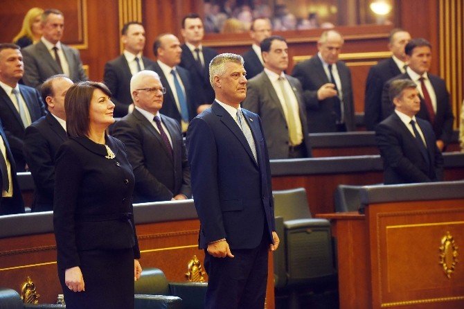 Kosova’nın 5. Cumhurbaşkanı Yemin Etti, Muhalefet Meclis Camını Kırdı