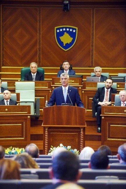 Kosova’nın 5. Cumhurbaşkanı Yemin Etti, Muhalefet Meclis Camını Kırdı