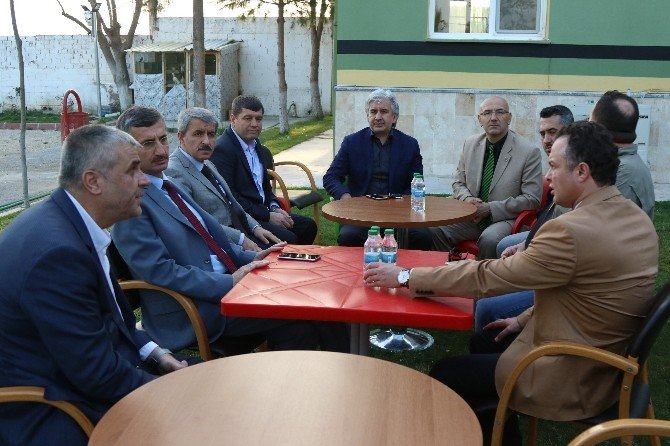 Manisa Valisi Bektaş’tan Akhisarspor’a Moral Ziyareti
