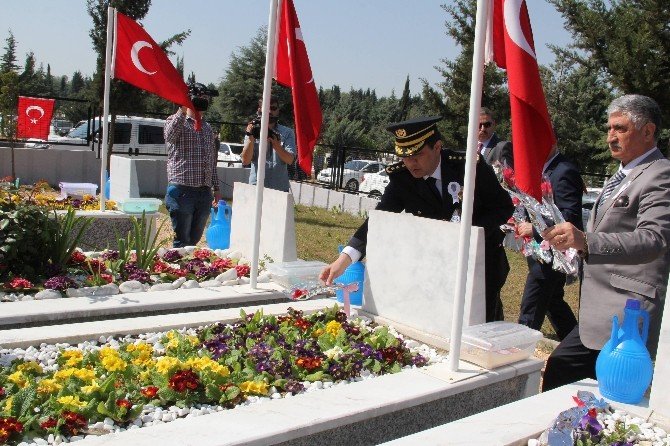 Şehit Polisler Mezarı Başında Anıldı