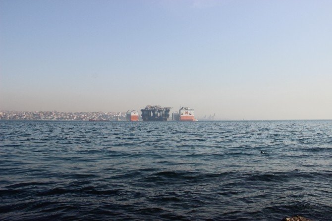 İstanbul Boğazı’ndan Dev Platform Geçti