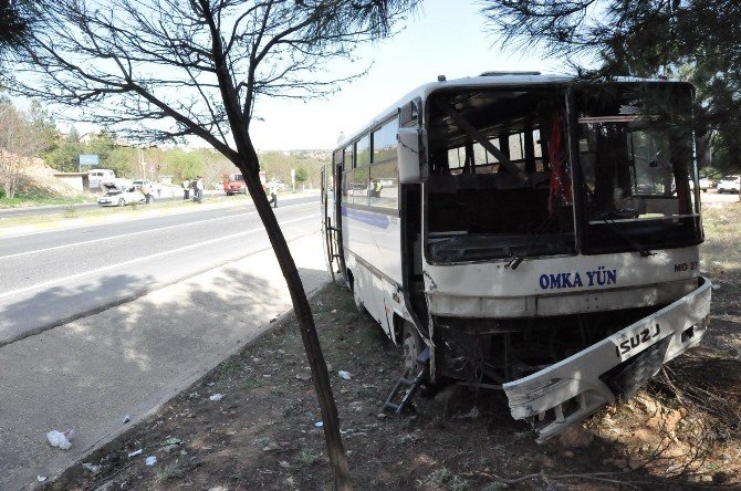 Uşak’ta Servis Otobüsü Kazası; 3 Yaralı