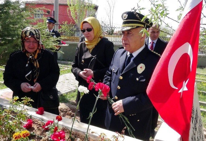 Aksaray’da Şehit Polislerin Mezarına Karanfil Bırakıldı