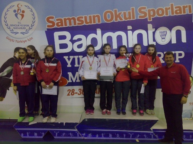 Küçükçekmeceli Öğrencilerden Badminton’da Büyük Başarı