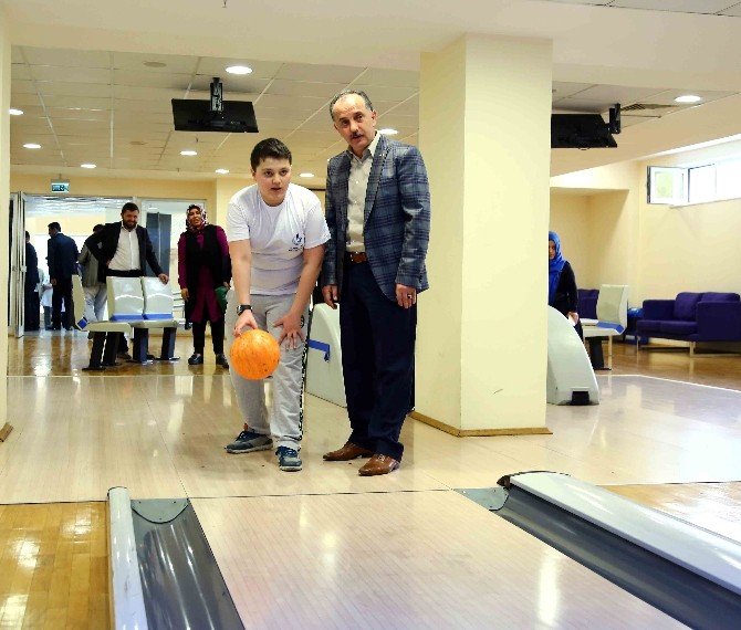 Otizmli Çocuklar Bowling Turnuvası’nda Yeteneklerini Sergiledi