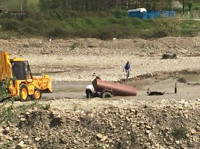 Bartın’da Traktör Sulara Gömüldü