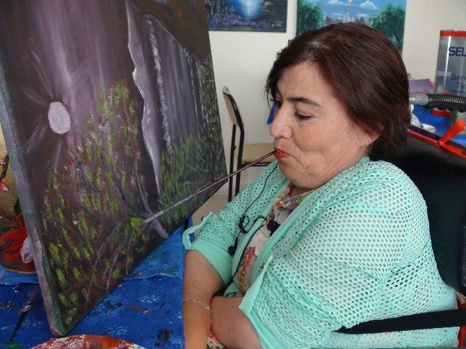 Ellerini Kullanamayan 51 Yaşındaki Ressam, Resimlerini Ağzıyla Yapıyor
