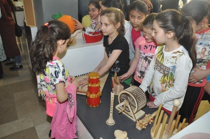 Çocuklar Sanal Dünyadan Çıkıp Geleneksel Oyuncaklarla Tanıştı