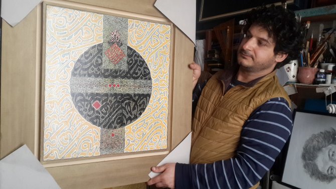 Faslı ressam-hattat Reghai, tablolarında Osmanlı hat sanatını kullanıyor