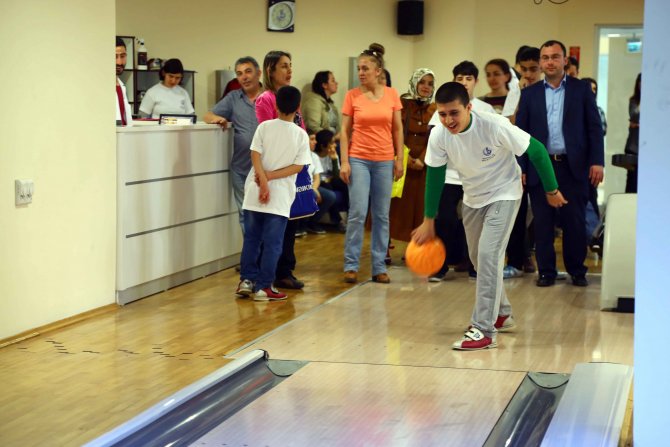 Otizmli çocuklar; Bowling Turnuvası’nda yeteneklerini sergiledi