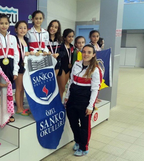 Özel Sanko Okulları Minik Kız Yüzme Takımı İl Birincisi Oldu