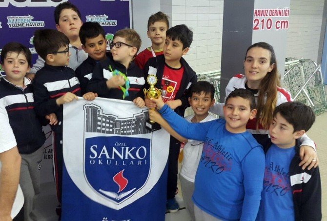 Özel Sanko Okulları Minik Kız Yüzme Takımı İl Birincisi Oldu